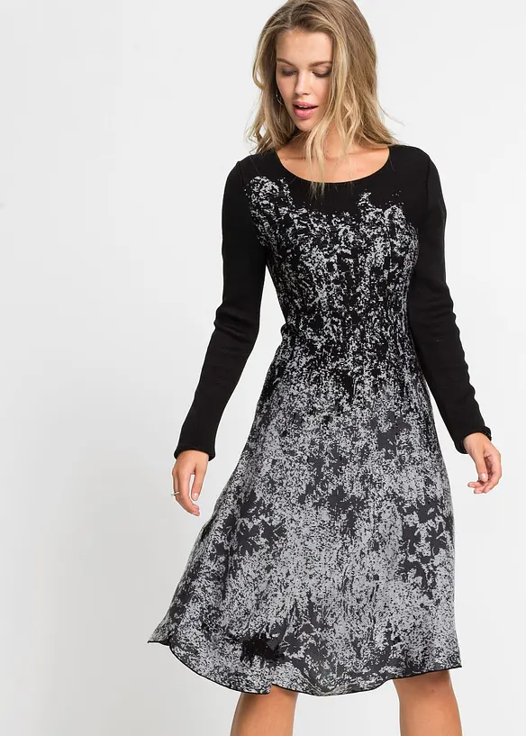 Ausgestelltes Jacquard-Strickkleid in schwarz von vorne (Totalaufnahme) - bonprix
