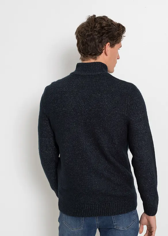 Strickjacke mit Stehkragen in blau von hinten (im Anschnitt) - bonprix