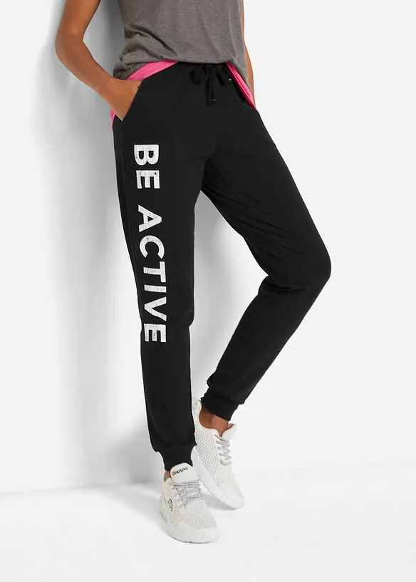 Jogginghose aus Baumwolle mit Druck, Loose Fit in schwarz von vorne - bonprix