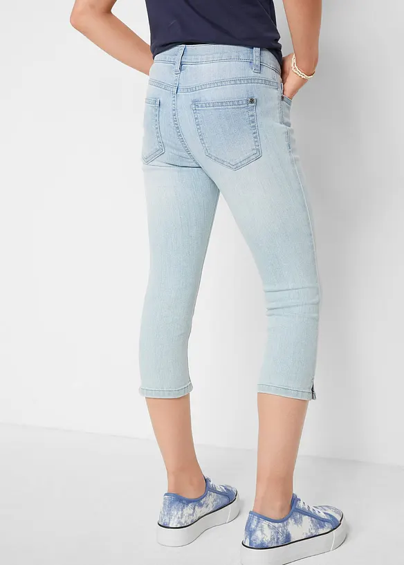 Capri-Jeans Mid Waist in blau von hinten - bonprix
