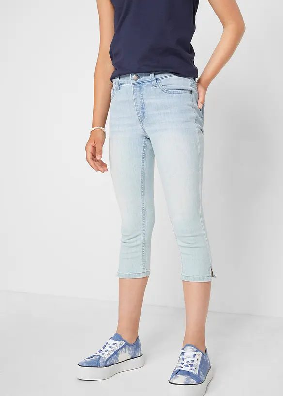 Capri-Jeans Mid Waist in blau von vorne - bonprix