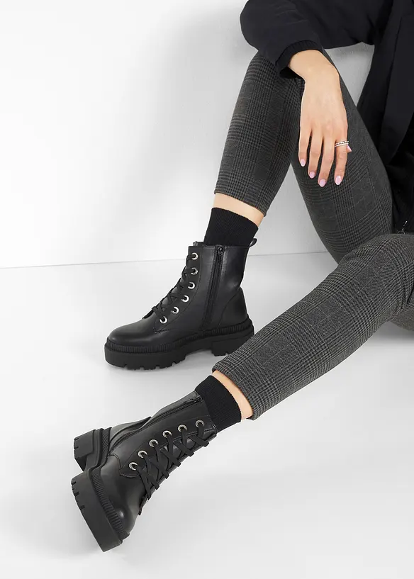 Schnürboots mit Profilsohle in schwarz - bonprix