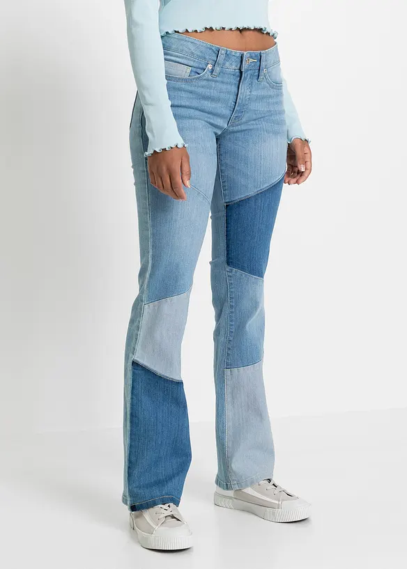 Flared-Jeans Mid Waist in blau von vorne - bonprix