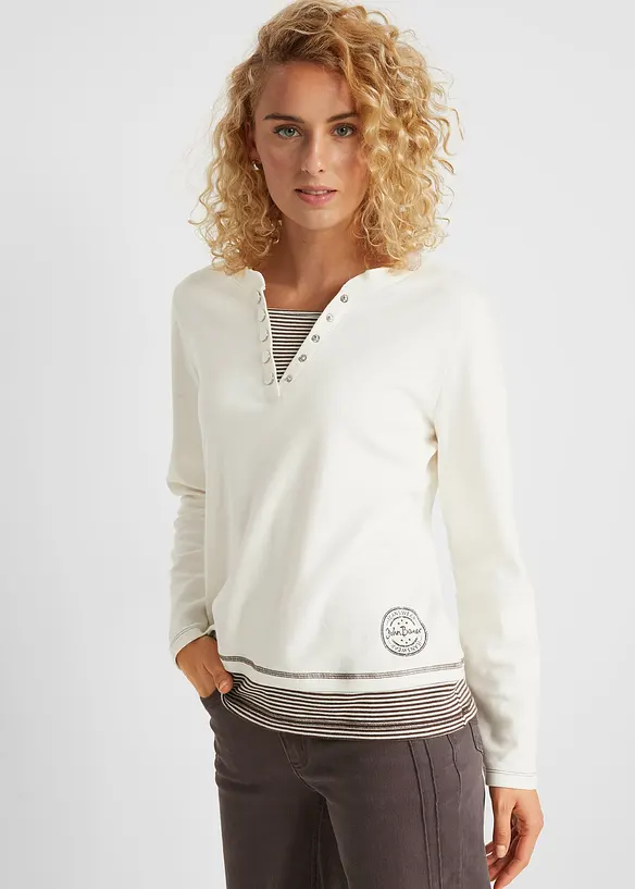Baumwoll-Langarmshirt, 2 in 1-Optik in weiß von vorne (im Anschnitt) - bonprix