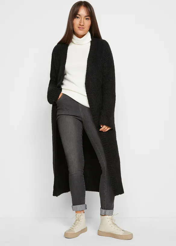Lange Strickjacke in schwarz von vorne (im Anschnitt) - bonprix