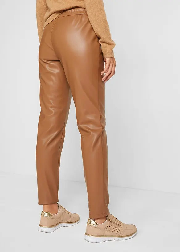 Lederimitat-Schlupfhose in braun von hinten - bonprix