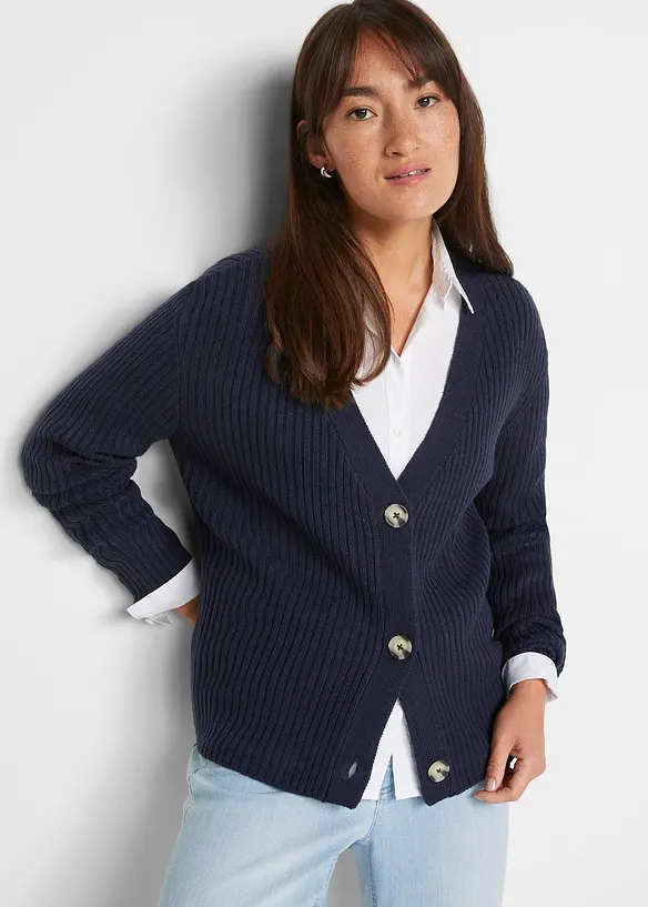 Gerippte Strickjacke in blau von vorne (im Anschnitt) - bonprix