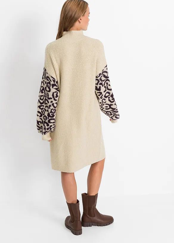Oversized Strickkleid mit Leomuster in beige von hinten (Totalaufnahme) - bonprix