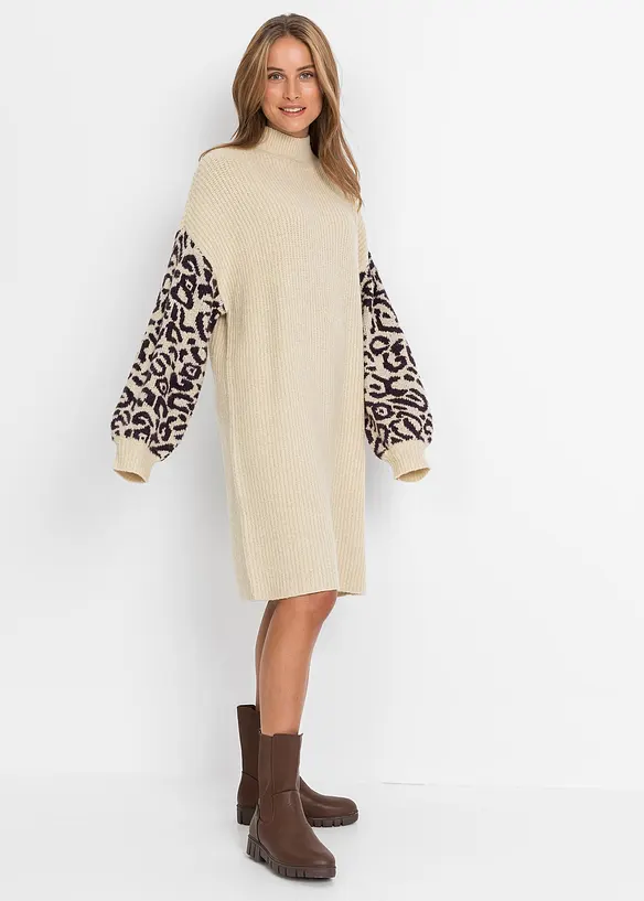 Oversized Strickkleid mit Leomuster in beige von vorne (Totalaufnahme) - bonprix