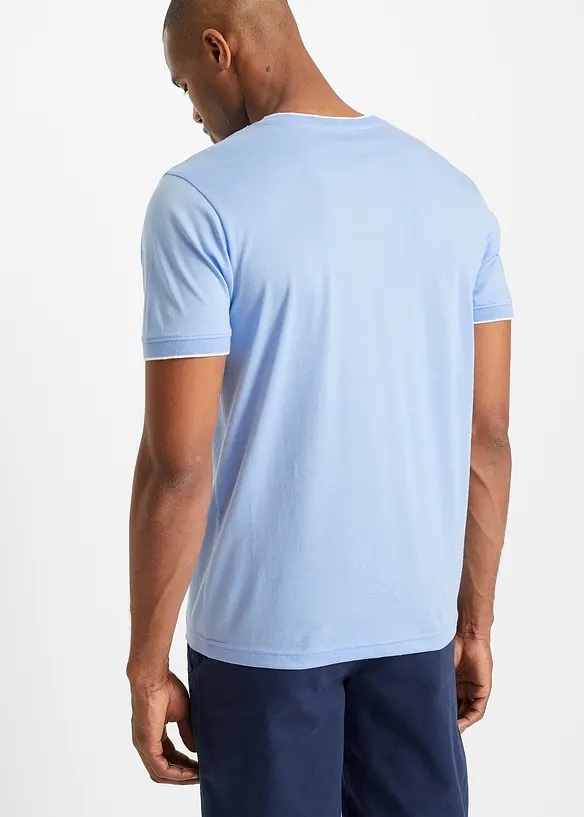 T-Shirt mit V-Ausschnitt in Doppeloptik in blau von hinten (im Anschnitt) - bonprix