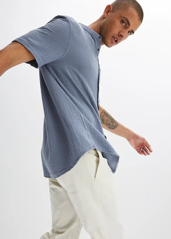 Kurzarmhemd aus Musselin in Regular Fit in blau von hinten (im Anschnitt) - bonprix