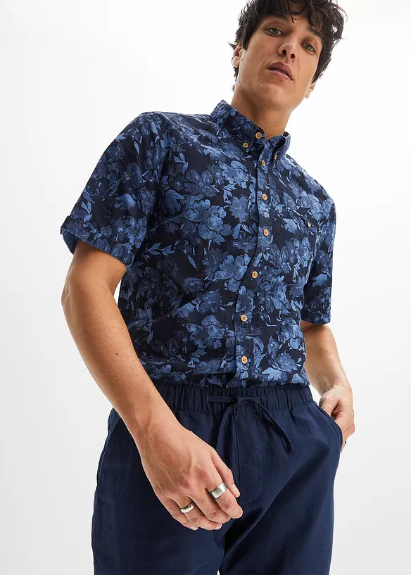 Kurzarmhemd aus Baumwolle in Regular Fit in blau von vorne (im Anschnitt) - bonprix