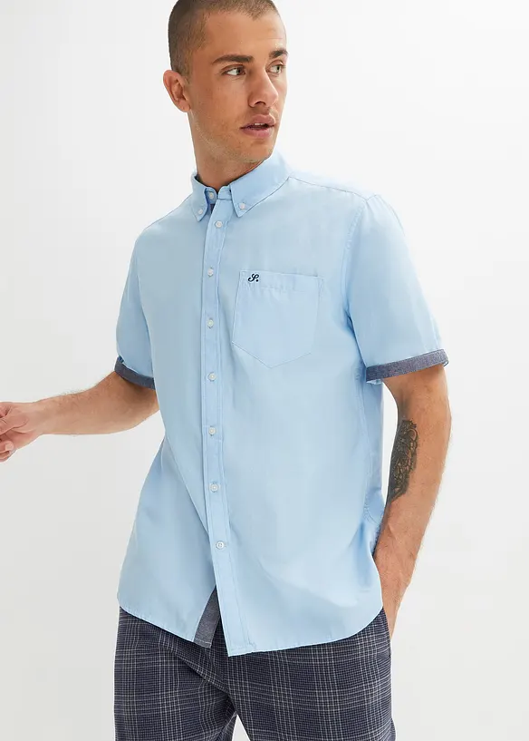 Oxford-Kurzarmhemd aus Baumwolle in Regular Fit in blau von vorne (im Anschnitt) - bonprix