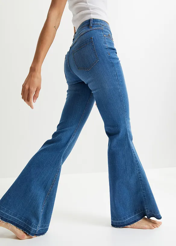 Flared-Jeans mit offenem Saumabschluss in blau von hinten - bonprix