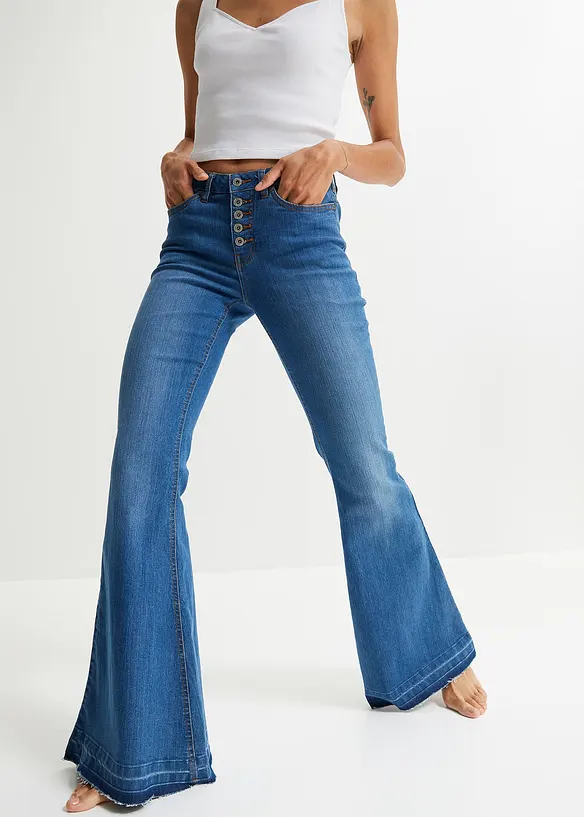 Flared-Jeans mit offenem Saumabschluss in blau von vorne - bonprix