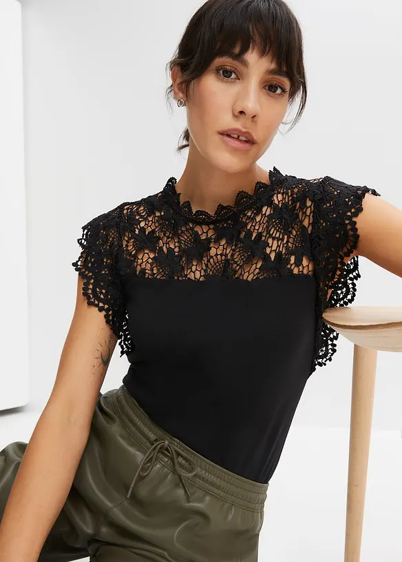 Shirt mit Spitzeneinsatz in schwarz von vorne (im Anschnitt) - bonprix