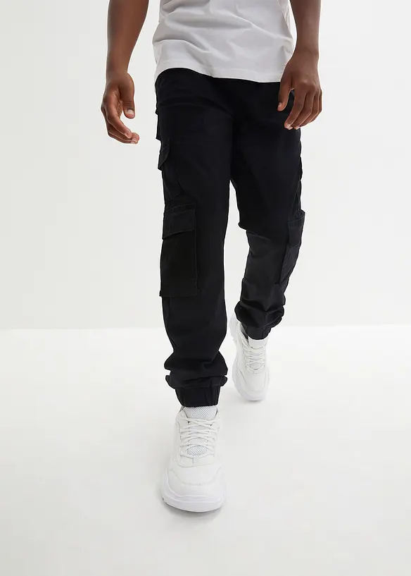 Regular Fit Stretch-Cargo-Schlupfhose mit praktischen Taschen in schwarz von vorne - bonprix