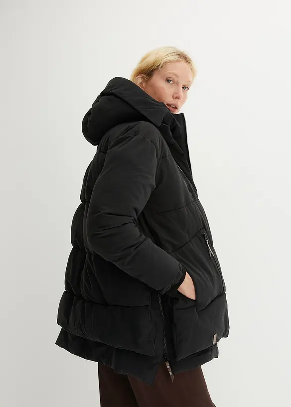 Oversize Winterjacke mit Kapuze aus recyceltem Polyester in schwarz von vorne (im Anschnitt) - bonprix