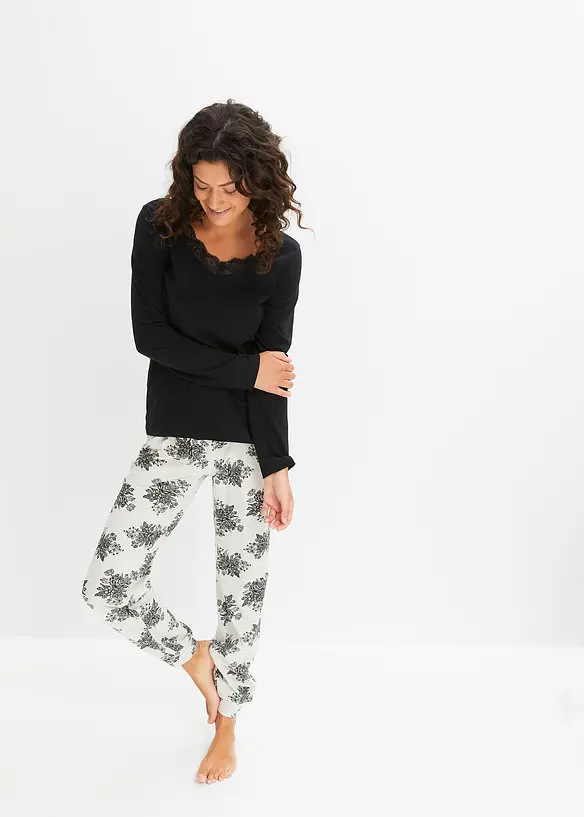 Pyjama mit dezenter Spitze in schwarz von vorne (Totalaufnahme) - bonprix