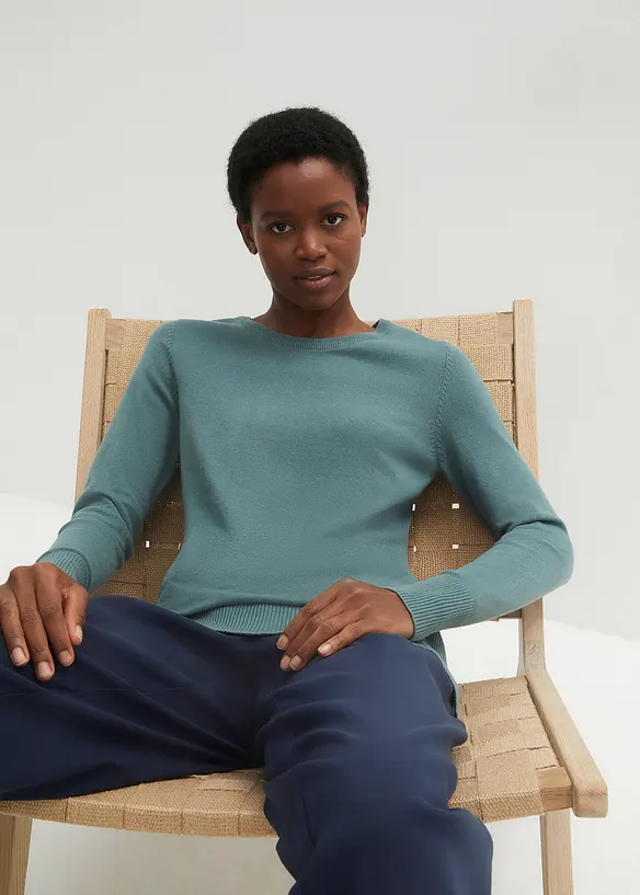 Basic Pullover mit recycelter Baumwolle in grün von vorne (im Anschnitt) - bonprix
