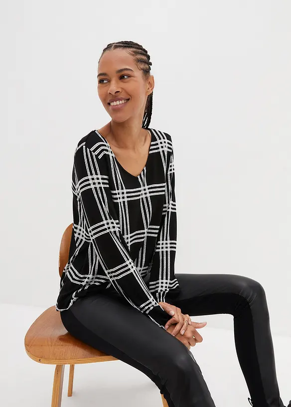 Langarmshirt aus fließendem Viskose-Mix in schwarz von vorne (im Anschnitt) - bonprix