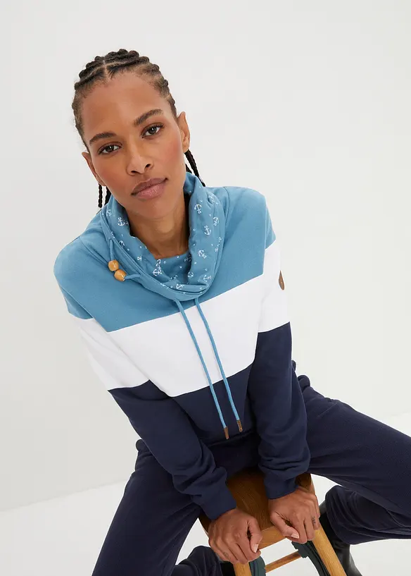 Sweatshirt mit bedrucktem Kragen aus reiner Baumwolle in blau von vorne (im Anschnitt) - bonprix