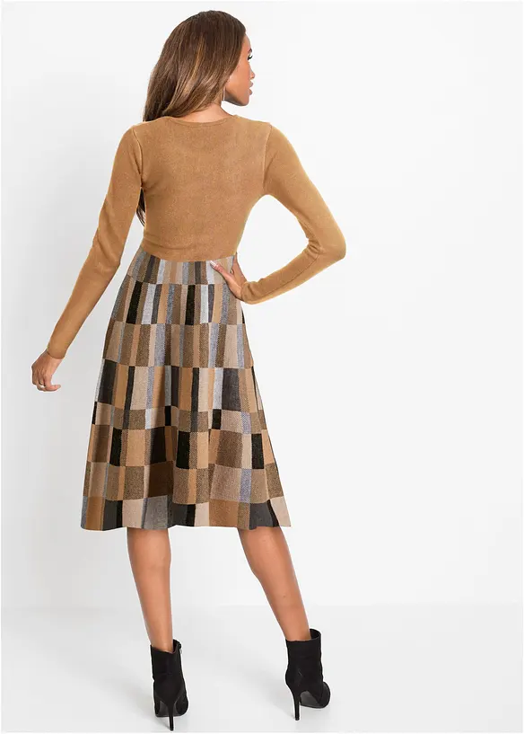 Ausgestelltes Jacquard-Strickkleid in braun von hinten (Totalaufnahme) - bonprix