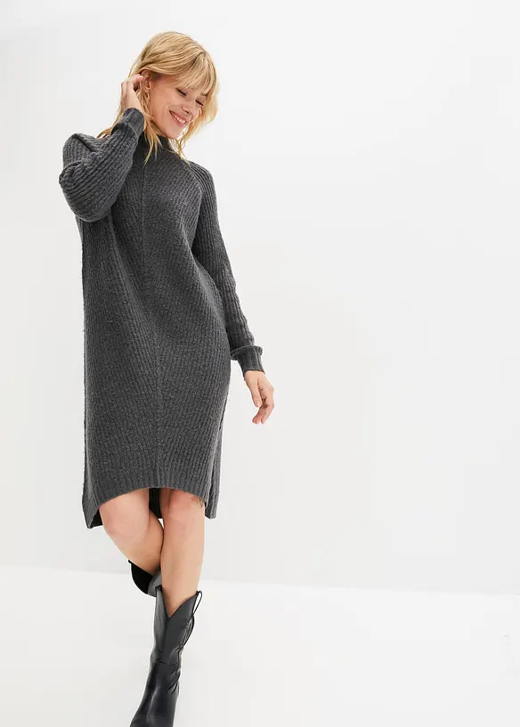 Strickkleid mit Vokuhila-Saum in grau von vorne (Totalaufnahme) - bonprix