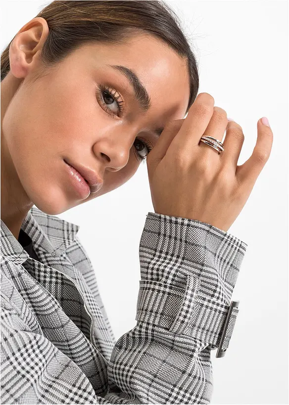 Ring veredelt mit Glaskristallen in silber (im Anschnitt) - bonprix