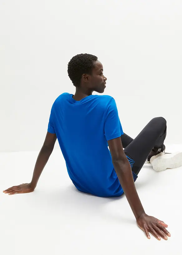 Langes Sport-Shirt 2-in-1-Optik in blau von hinten (im Anschnitt) - bonprix