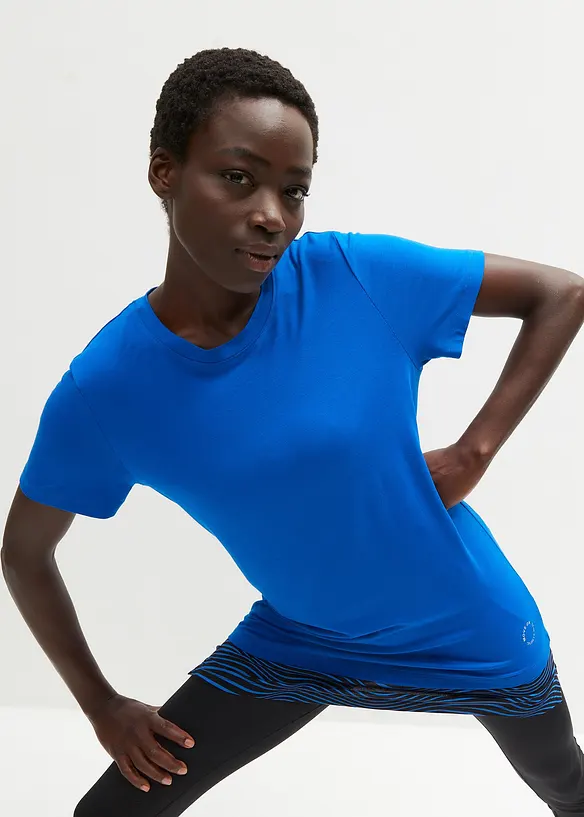 Langes Sport-Shirt 2-in-1-Optik in blau von vorne (im Anschnitt) - bonprix