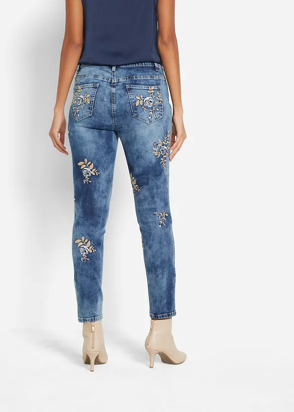 Slim-Fit-Jeans mit floraler Stickerei in blau von hinten - bonprix