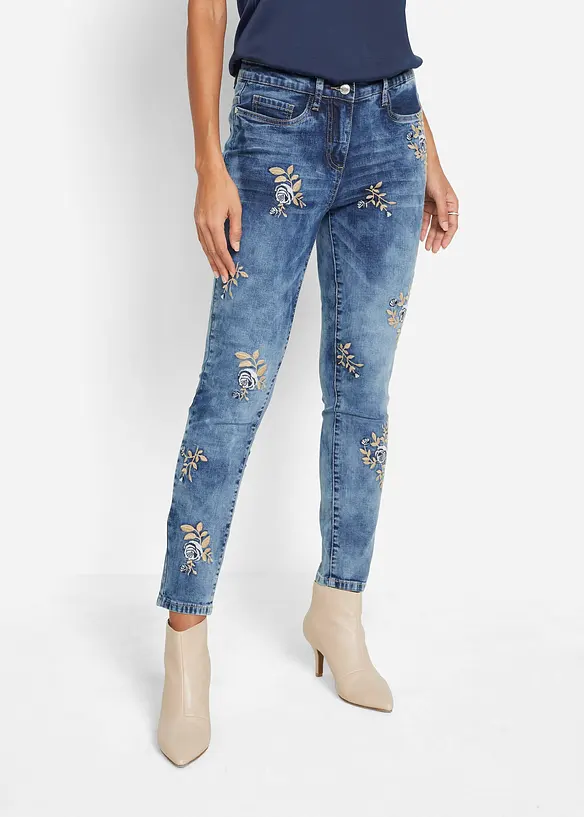 Slim-Fit-Jeans mit floraler Stickerei in blau von vorne - bonprix