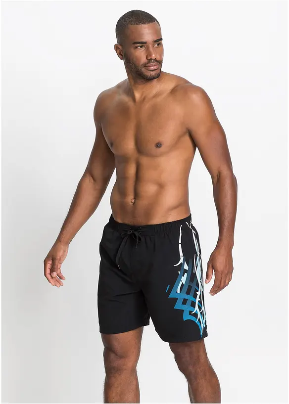 Badeshorts mit plakativem Druck in schwarz von vorne (Totalaufnahme) - bonprix