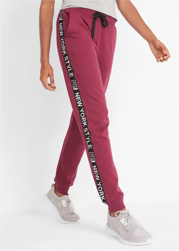Sweathose mit Bündchen und Statement-Druck in rot von vorne - bonprix