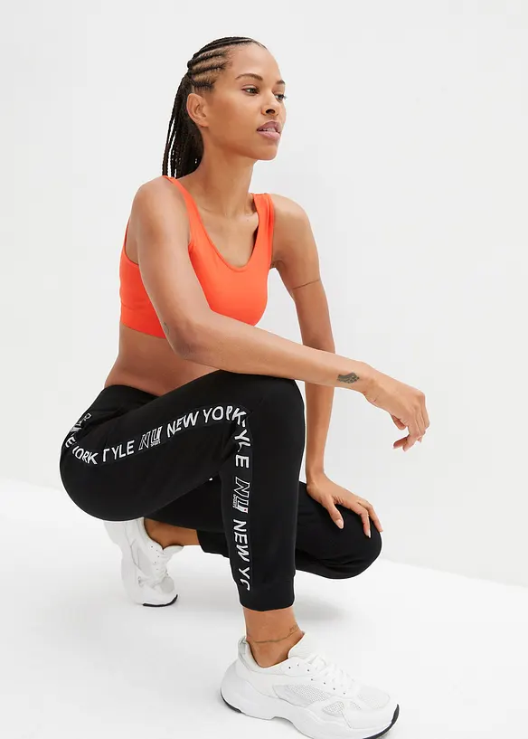 Sweathose mit Bündchen und Statement-Druck in schwarz von vorne - bonprix