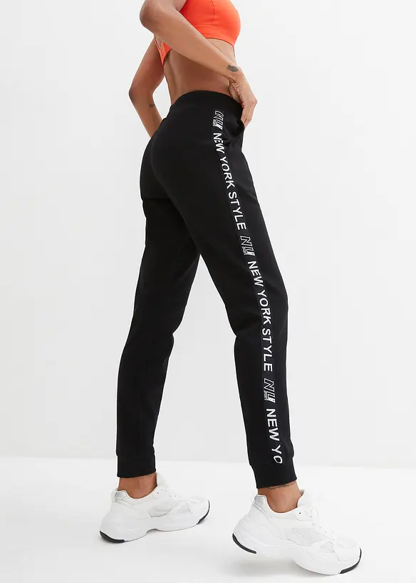 Sweathose mit Bündchen und Statement-Druck in schwarz von hinten - bonprix
