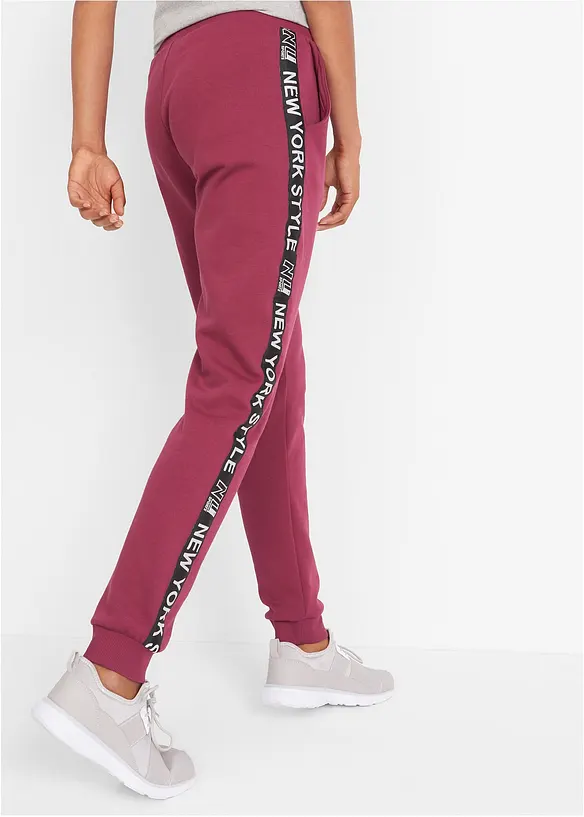 Sweathose mit Bündchen und Statement-Druck in rot von hinten - bonprix