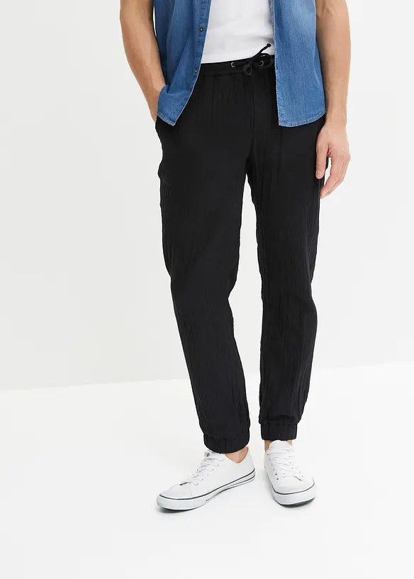Regular Fit Schlupfhose aus weichem Musselin, Tapered in schwarz von vorne - bonprix