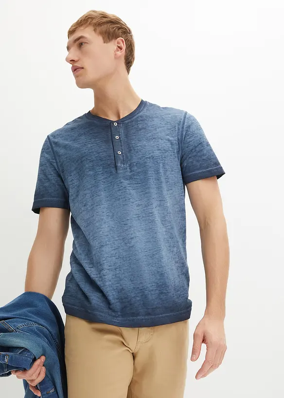Henleyshirt, Kurzarm aus reiner Bio-Baumwolle in gewaschener Optik in blau von vorne (im Anschnitt) - bonprix