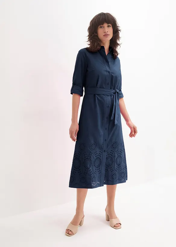 Hemdblusenkleid mit Lochstickerei in blau von vorne (Totalaufnahme) - bonprix Hemdblusenkleid mit Lochstickerei in blau von vorne (Totalaufnahme) - bonprix