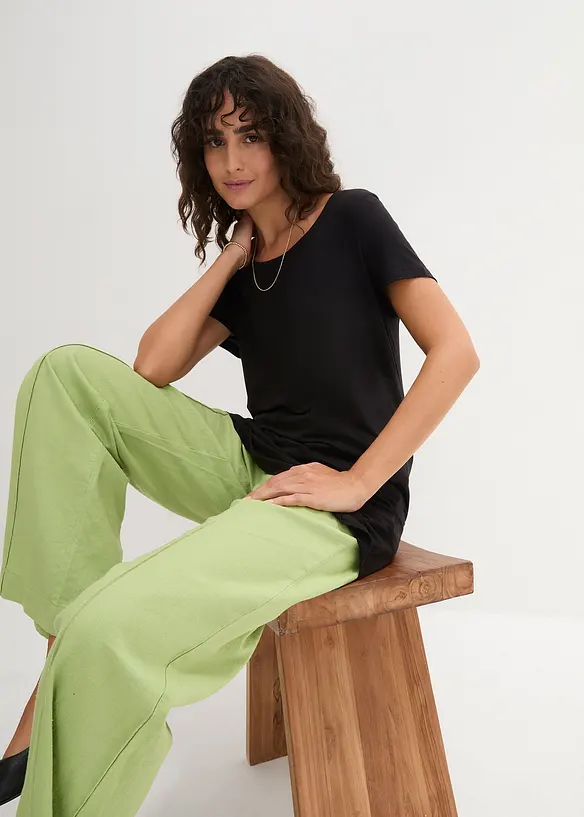Longshirt aus softer Viskose in schwarz von vorne (im Anschnitt) - bonprix