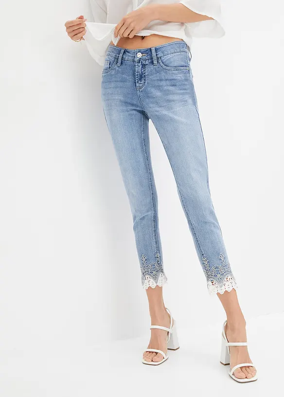 Skinny-Jeans mit Spitze, cropped in blau von vorne - bonprix