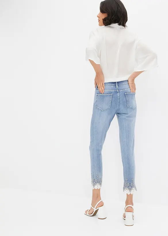 Skinny-Jeans mit Spitze, cropped in blau von hinten - bonprix