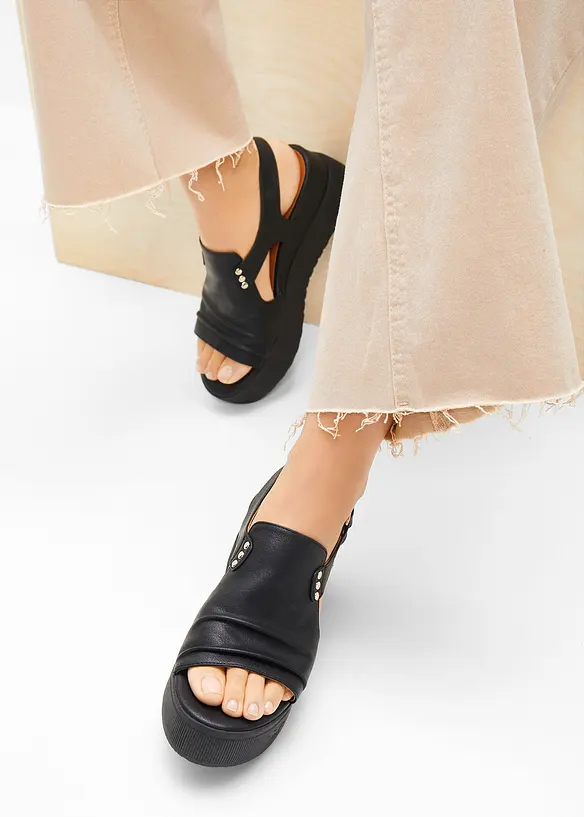 Mustang Plateau-Sandalen mit Nieten in schwarz - Mustang