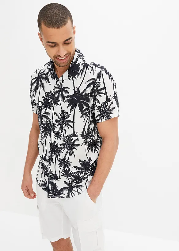 Kurzarmhemd aus fließender Viskose, Slim Fit in weiß von vorne (im Anschnitt) - bonprix