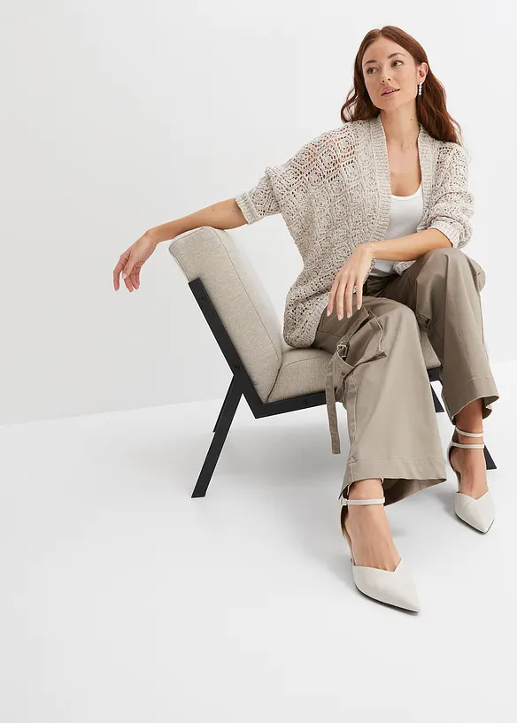 Ajour-Strickjacke in weiß im Look von vorne (Totalaufnahme) - bonprix