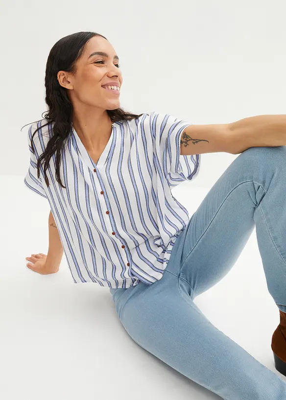 Crinkle Bluse aus fließender Viskose in blau von vorne (im Anschnitt) - bonprix