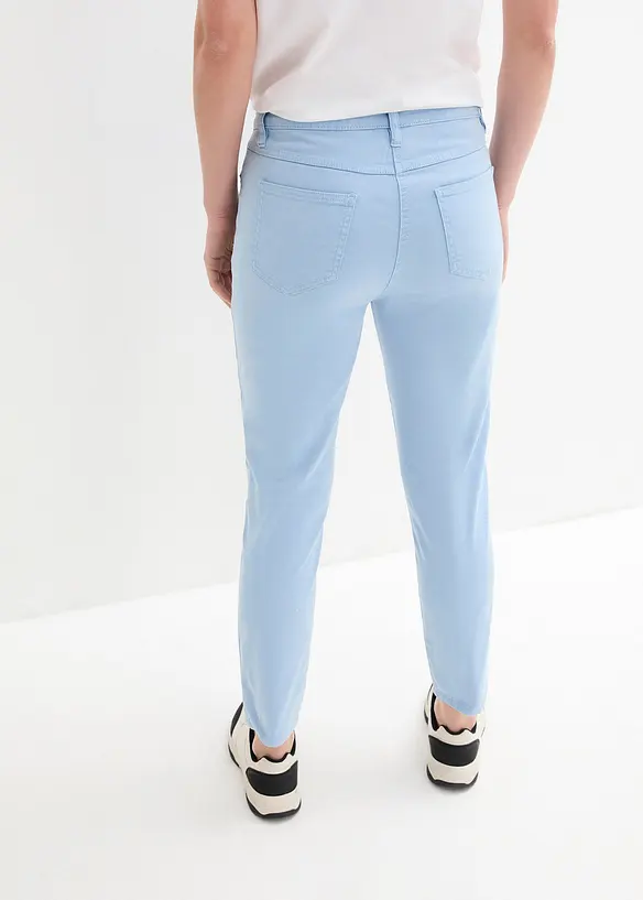 Verkürzte Twill-Hose im Used-Look aus Baumwoll-Mix in blau von hinten - bonprix