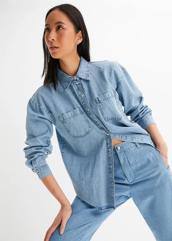 Jeanshemd, Oversized in blau von vorne (im Anschnitt) - bonprix